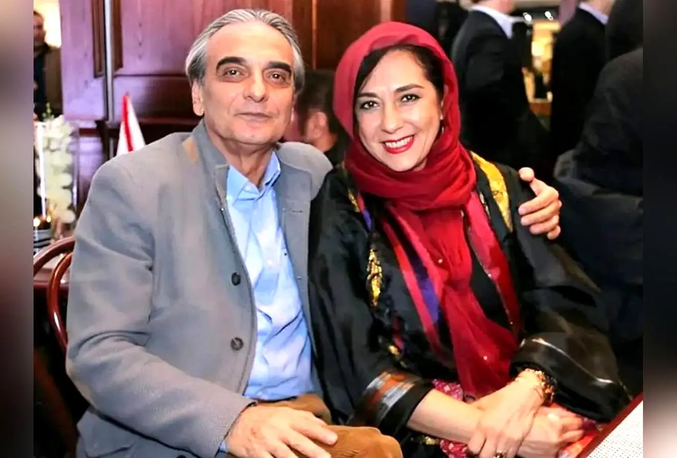 عکس نوه‌های اروپایی و ناتنی همایون ارشادی در کنار خانواده در حال تماشای مسابقه
