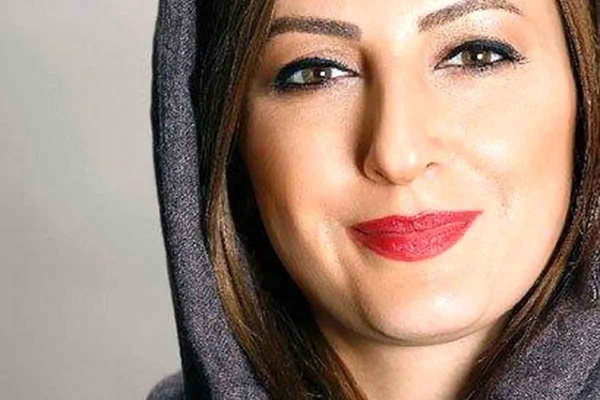 عاشقانههای شقایق دهقان در گلخانهای زیبا و رنگارنگ با تیپ مشکی و کژوال