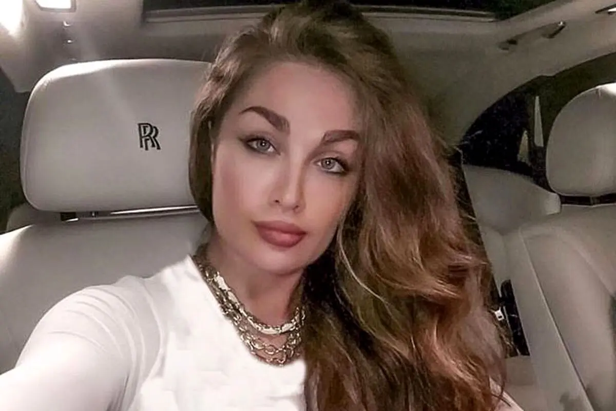 بیوگرافی و عکس‌های جذاب طلا گلزار، بلاگر و مدل ایرانی در جشنواره کن ۲۰۲۵؛ تفاوت تصاویر واقعی و ویرایش‌شده جنجال‌آفرین شد