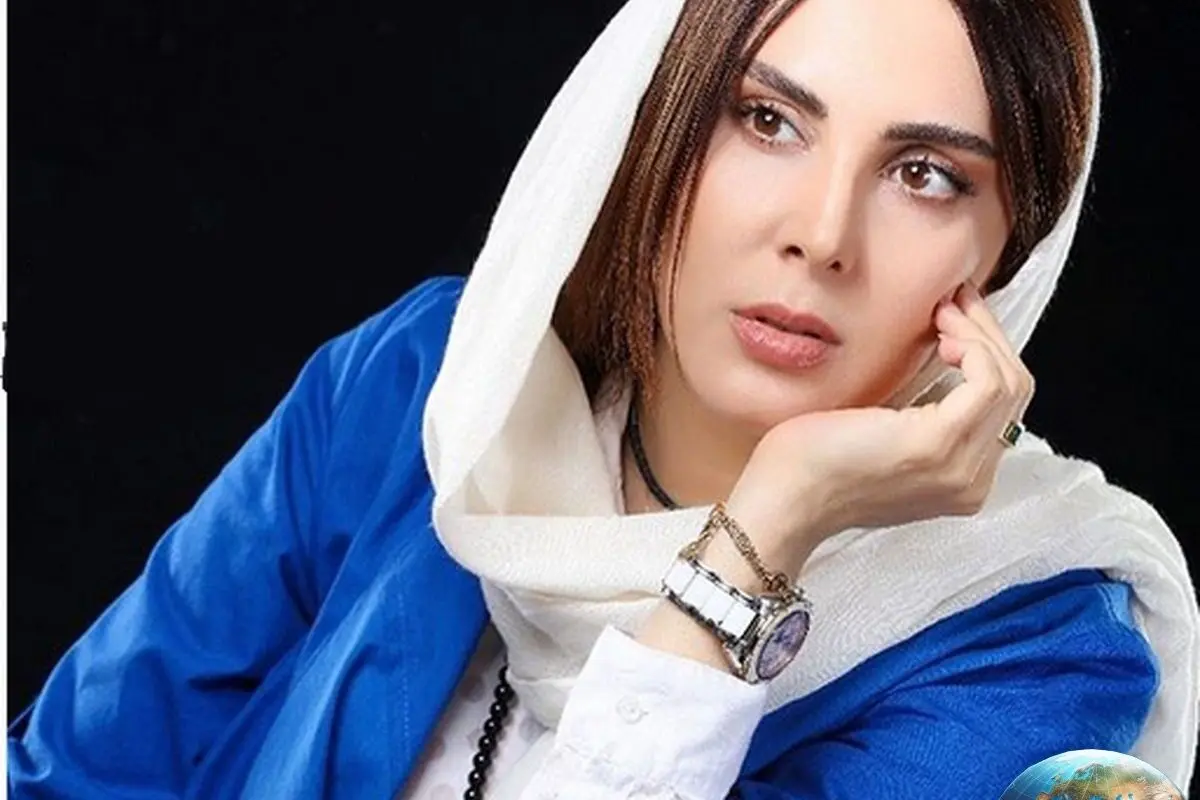 تصویر منحصربه‌فرد لیلا بلوکات با استایل ست شده با مبلمان خانه؛ ترکیب زرد و سبز در دکوراسیون داخلی