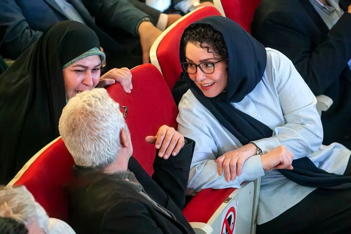 گفتگو دلنشین زینب دختر سردار سلیمانی با ژاله صامتی در مراسم جشنواره فیلم مقاومت