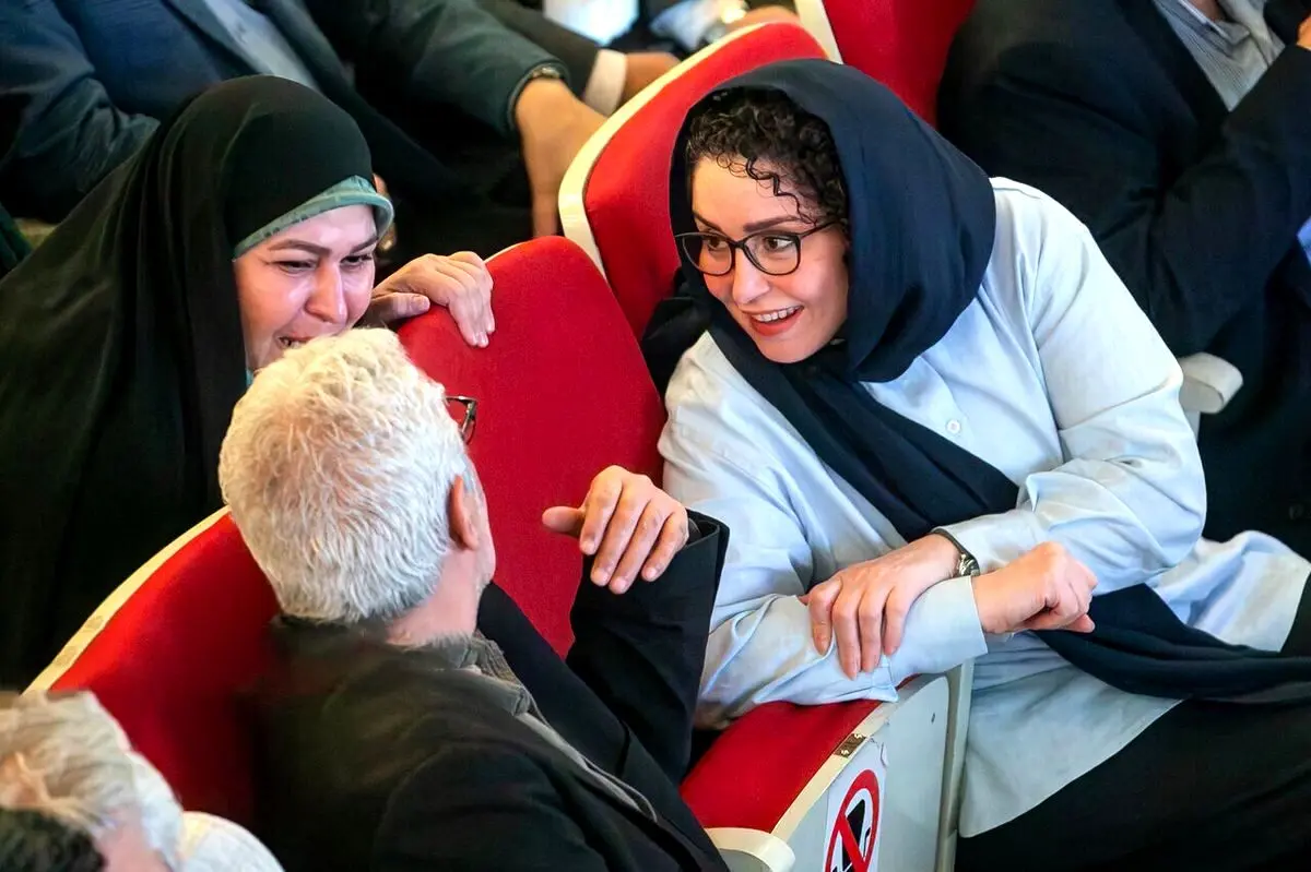 گفتگو دلنشین زینب دختر سردار سلیمانی با ژاله صامتی در مراسم جشنواره فیلم مقاومت