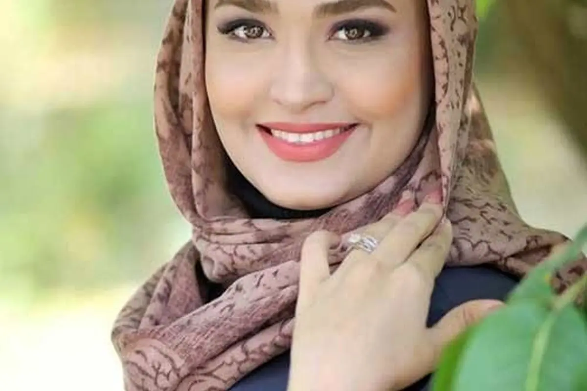عکس خاص فریبا باقری مجری تلویزیون روی پلههای خانه؛ یادآور خاطرات قدیمی و حس و حال خانههای مادر بزرگ