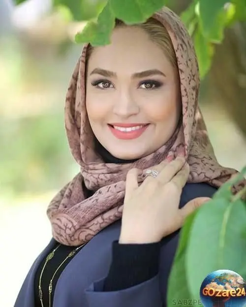عکس خاص فریبا باقری مجری تلویزیون روی پله‌های خانه؛ یادآور خاطرات قدیمی و حس و حال خانه‌های مادر بزرگ