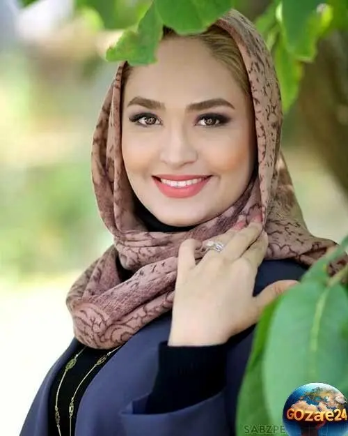 عکس خاص فریبا باقری مجری تلویزیون روی پله‌های خانه؛ یادآور خاطرات قدیمی و حس و حال خانه‌های مادر بزرگ
