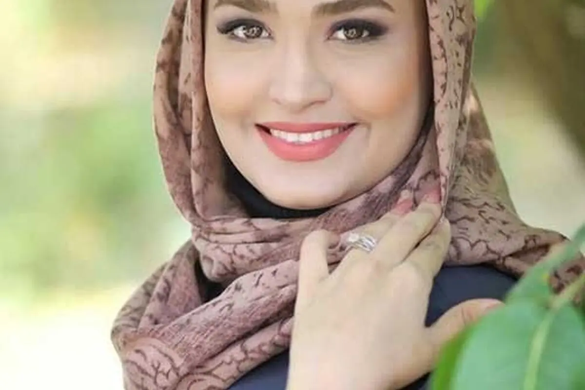 عکس خاص فریبا باقری مجری تلویزیون روی پله‌های خانه؛ یادآور خاطرات قدیمی و حس و حال خانه‌های مادر بزرگ