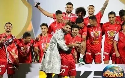 تصویر قدیمی از بیرانوند در کنار پدرش در جشن قهرمانی پرسپولیس پس از کسب عنوان بیست و سومین لیگ برتر