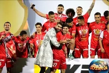 تصویر قدیمی از بیرانوند در کنار پدرش در جشن قهرمانی پرسپولیس پس از کسب عنوان بیست و سومین لیگ برتر