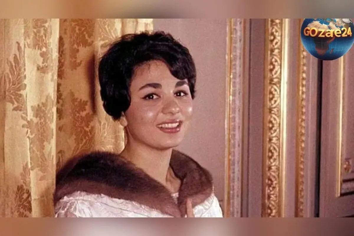 عکس سفر در زمان: فرح پهلوی در بازدید تاریخی از نمایشگاه نادر در دهه ۴۰ + تصاویری از آثار هنری و کتاب‌های خطی نفیس