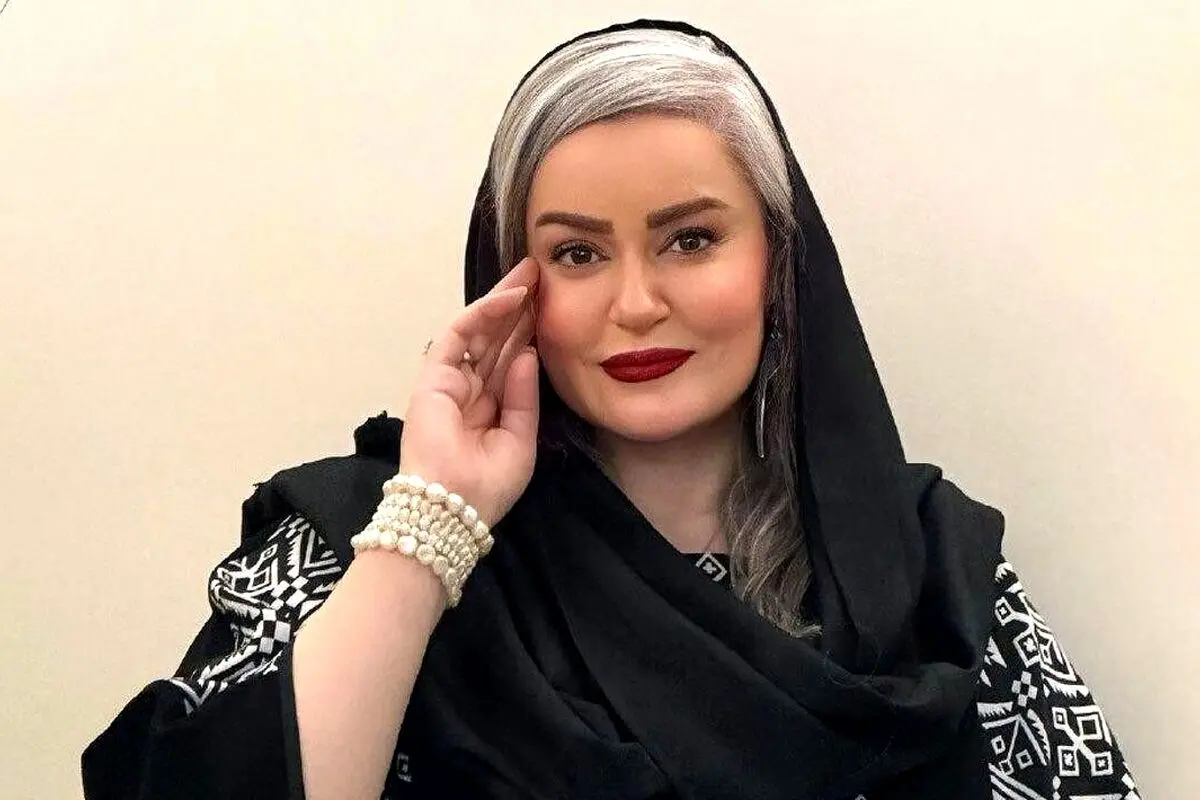 تصویر منحصربه‌فرد دکوراسیون خانه نعیمه نظام‌دوست با چهره خودش روی مبل