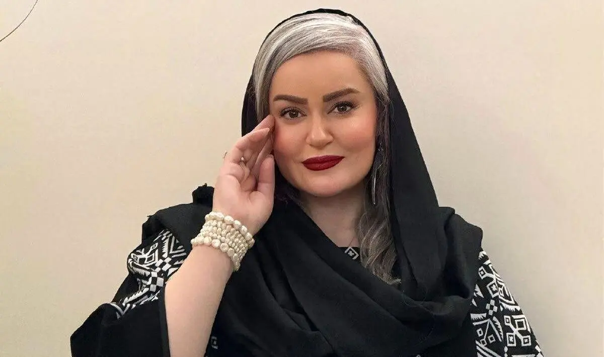 تصویر منحصربه‌فرد دکوراسیون خانه نعیمه نظام‌دوست با چهره خودش روی مبل