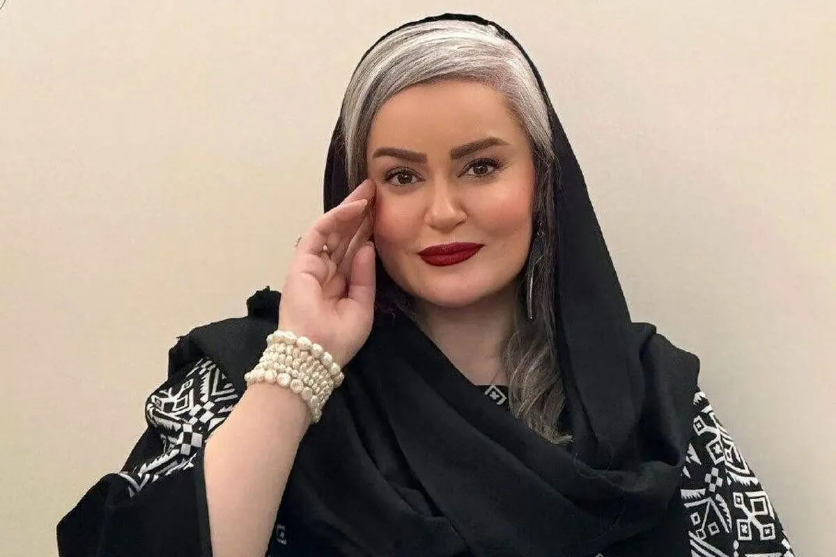 تصویر منحصربه‌فرد دکوراسیون خانه نعیمه نظام‌دوست با چهره خودش روی مبل