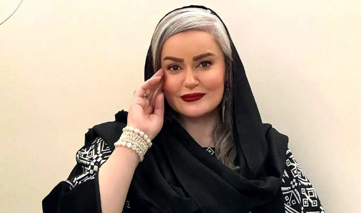 تصویر منحصربه‌فرد دکوراسیون خانه نعیمه نظام‌دوست با چهره خودش روی مبل