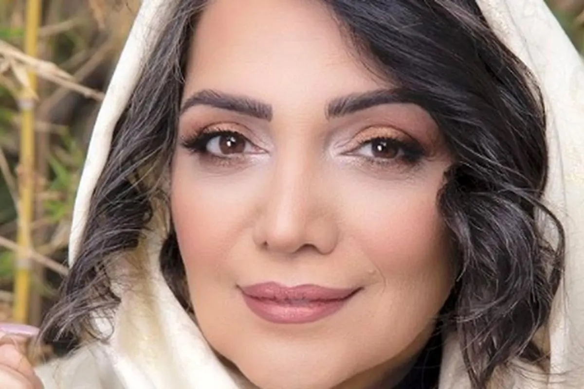 تصویر جدید از دکوراسیون منزل الهام پاوه نژاد با مبلمان چستر قرمز و فضای آرام بخش برای یوگا و مدیتیشن