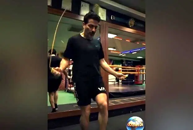 ویدیو جذاب همایون شجریان در حال تمرین بوکس؛ استعداد چندبعدی هنرمند موسیقی کشورمان