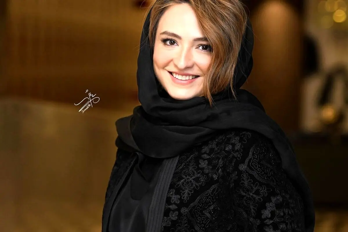 طراحی لباس‌های شیک و مجلسی توسط غزال رجبیان که هر کسی را مجذوب خود می‌کند!