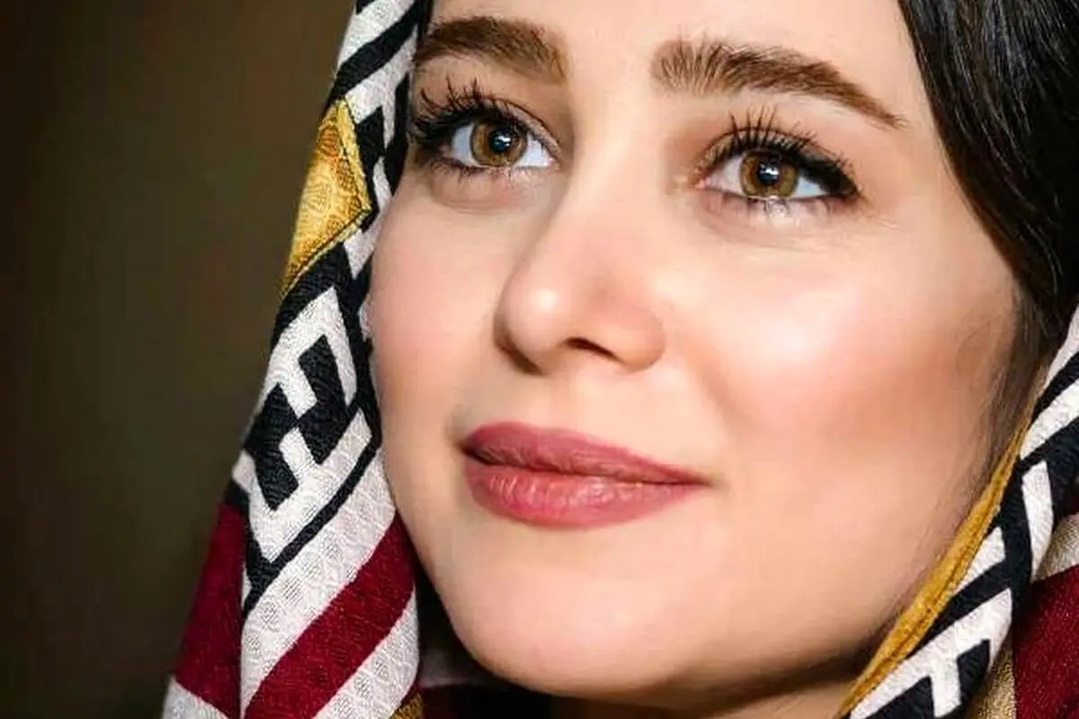 الناز حبیبی از میکاپ نود و بینظیر خود رضایت کامل دارد! چشمان درخشان و جذاب او را ببینید