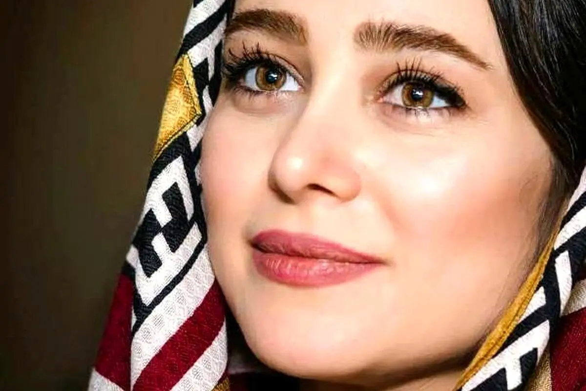 الناز حبیبی از میکاپ نود و بینظیر خود رضایت کامل دارد! چشمان درخشان و جذاب او را ببینید