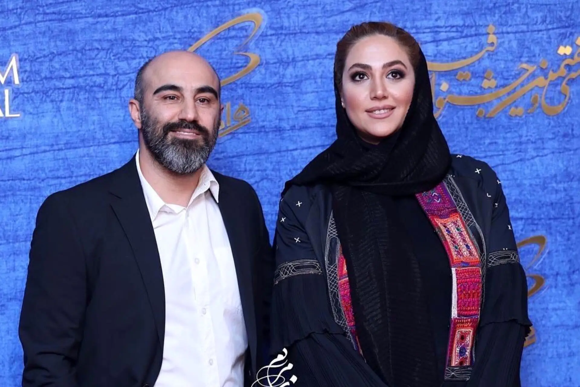 حضور محسن تنابنده و همسرش روشنک گلپا در مراسم فرهنگی با استایل خاص و متفاوت