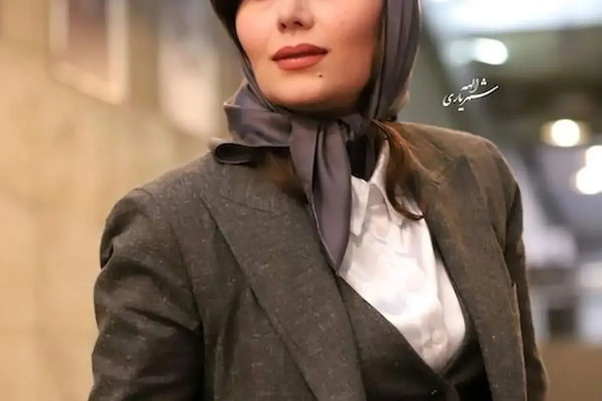 هدیه بازوند با مدال طلای بزرگ بر روی لباس لری، نماد افتخار و اصالت فرهنگی را به نمایش گذاشت