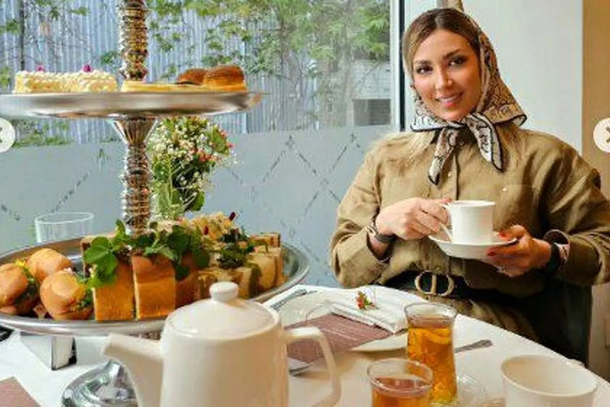مینا مختاری با میز عصرانه زیبا و گل‌های نرگس در کنار چای در صفحه اینستاگرامش