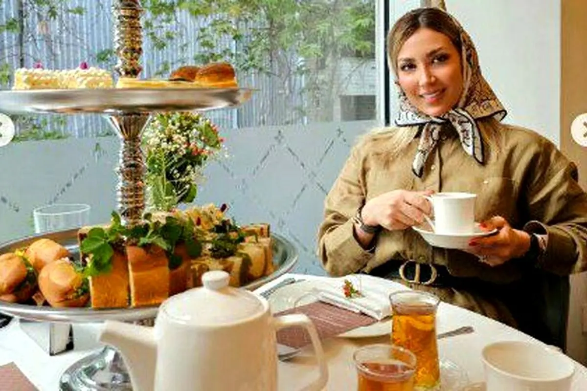 مینا مختاری با میز عصرانه زیبا و گل‌های نرگس در کنار چای در صفحه اینستاگرامش