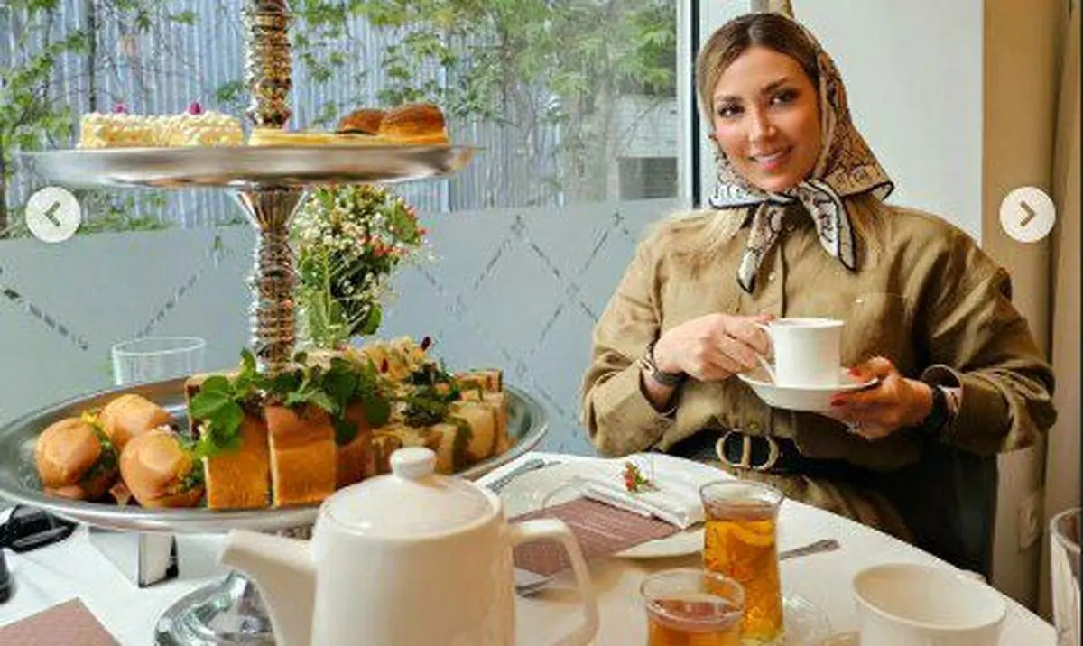 مینا مختاری با میز عصرانه زیبا و گل‌های نرگس در کنار چای در صفحه اینستاگرامش