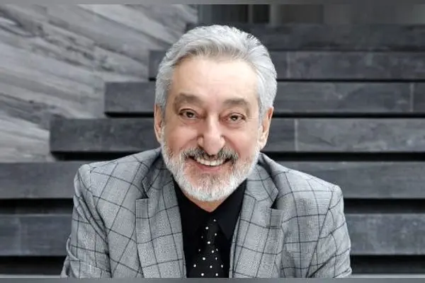 خانه‌ای ساده و گرم با مبلمان سفید و آباژور مینی‌مال؛ فضایی پر از مهربانی و خاطره خانواده