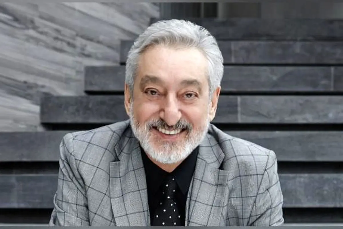 خانه‌ای ساده و گرم با مبلمان سفید و آباژور مینی‌مال؛ فضایی پر از مهربانی و خاطره خانواده