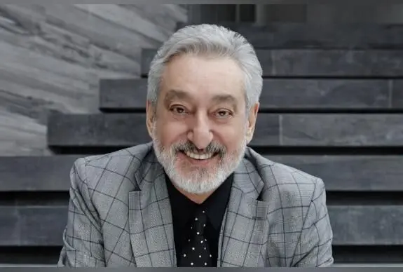خانه‌ای ساده و گرم با مبلمان سفید و آباژور مینی‌مال؛ فضایی پر از مهربانی و خاطره خانواده