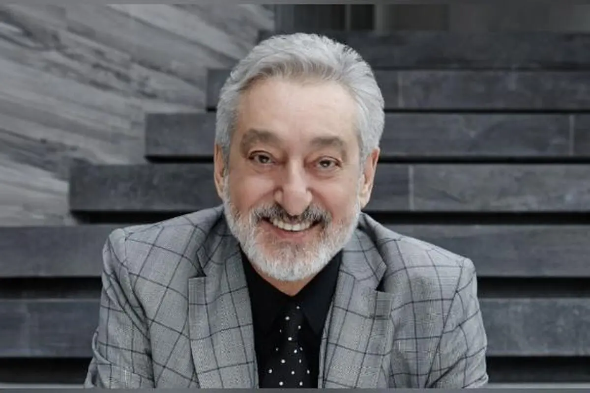 خانه‌ای ساده و گرم با مبلمان سفید و آباژور مینی‌مال؛ فضایی پر از مهربانی و خاطره خانواده