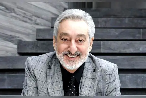 خانه‌ای ساده و گرم با مبلمان سفید و آباژور مینی‌مال؛ فضایی پر از مهربانی و خاطره خانواده