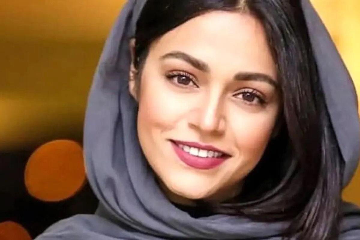 دکوراسیون مینیمال و آرامش‌بخش اتاق خواب سوگل خلیق با دیوار نم‌زده و سقف چوبی
