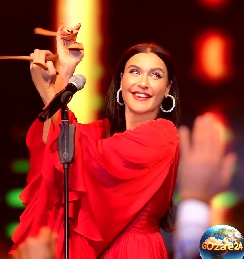 تصاویر جدید و دیدنی از شوال سام با پیراهن بنفش و ظاهر پر زرق و برق، او را جوان‌تر از همیشه نشان می‌دهد