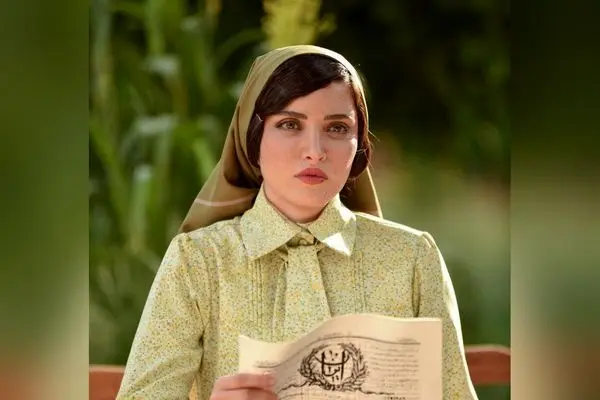 طراحی داخلی آرام و دل‌نشین خانم بازیگر با ویندو وال نورگیر و دکوراسیون نئوکلاسیک