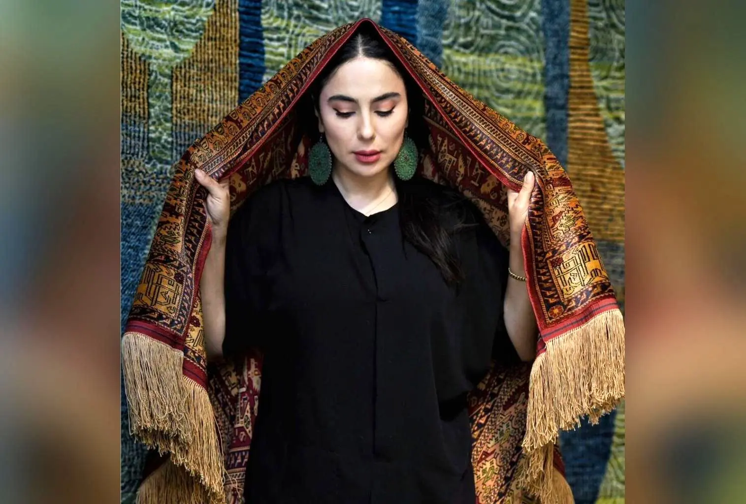 تصاویر جدید شیدا یوسفی با پس‌زمینه فرش ایرانی و تاریخچه جذاب قالی‌های پارسی