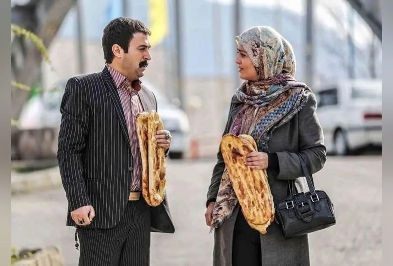 واکنش‌های متفاوت کاربران به ژست‌های دختر محمودنقاش در کافه آجری؛ از ستایش تا انتقاد