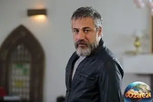 تصویر میز عزای ساده و جمع‌وجور مادر امیر آقایی در خانه پدری + یادگاری از روح بلند مادر هنرمند