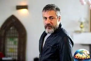تصویر میز عزای ساده و جمع‌وجور مادر امیر آقایی در خانه پدری + یادگاری از روح بلند مادر هنرمند