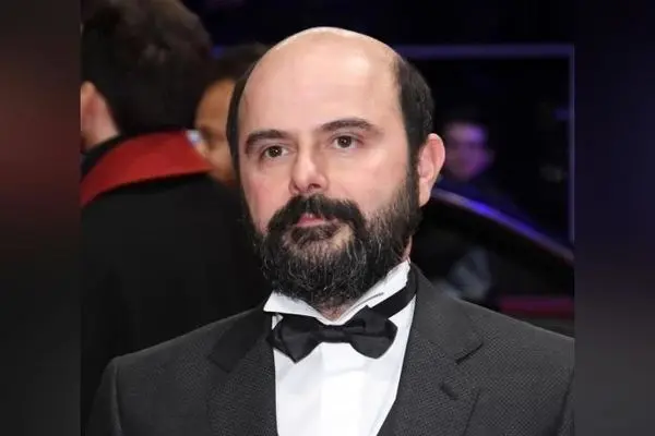 علی مصفا با طراحی خاص کافه‌ای متفاوت برای هنر و عشق | فضای دلنشین و ساده‌ای که بازیگر محبوب راه‌اندازی کرده است