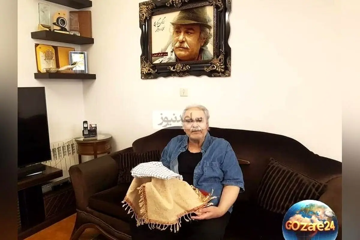 تصاویر منزل محمد کاسبی با چیدمان خاص و معنوی، از جمله چفیه رهبری و مبلمان چوبی، در کنار یادبودهای نفیس