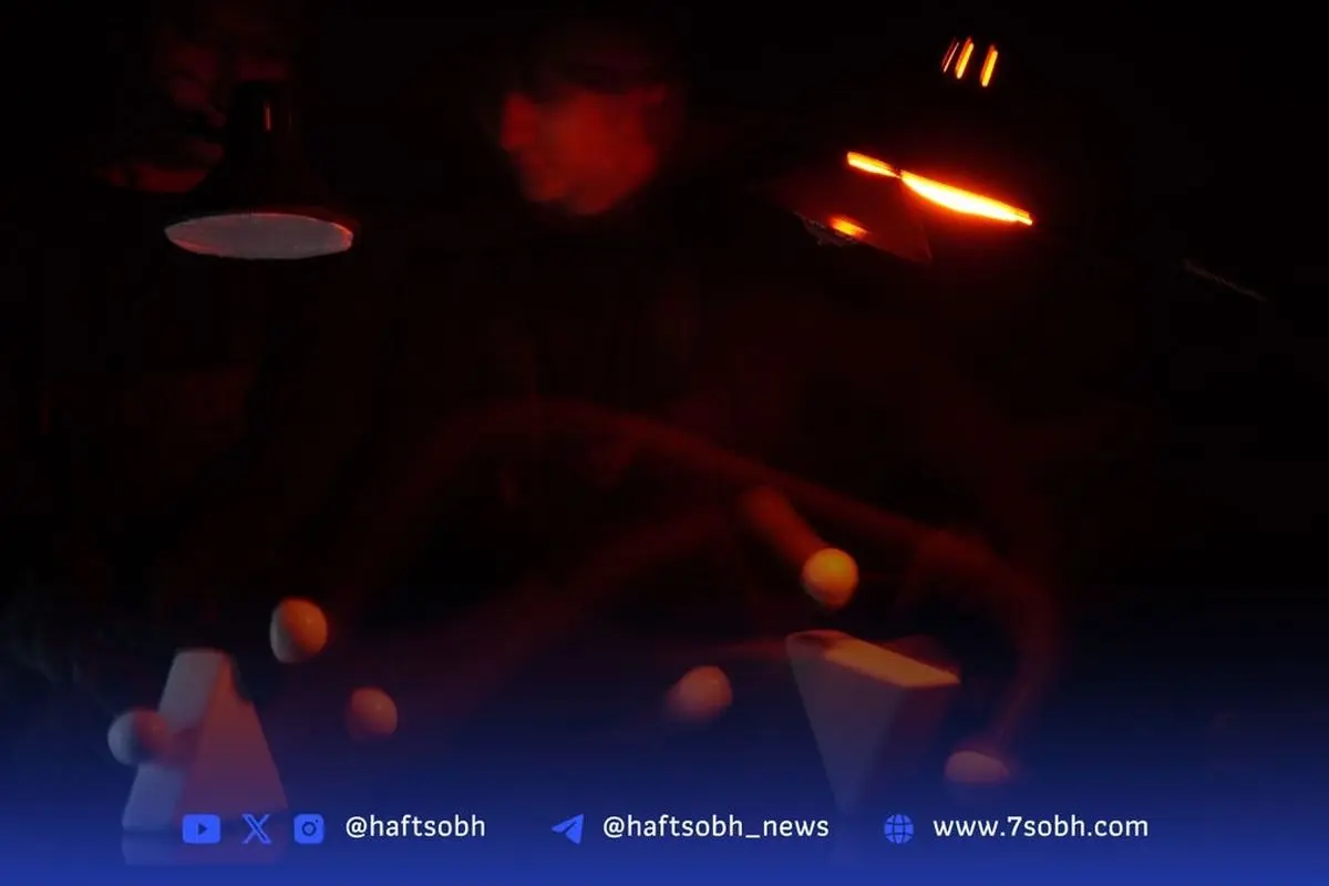 مَثلِث، جهان در توالت عمومی شکل میگیرد