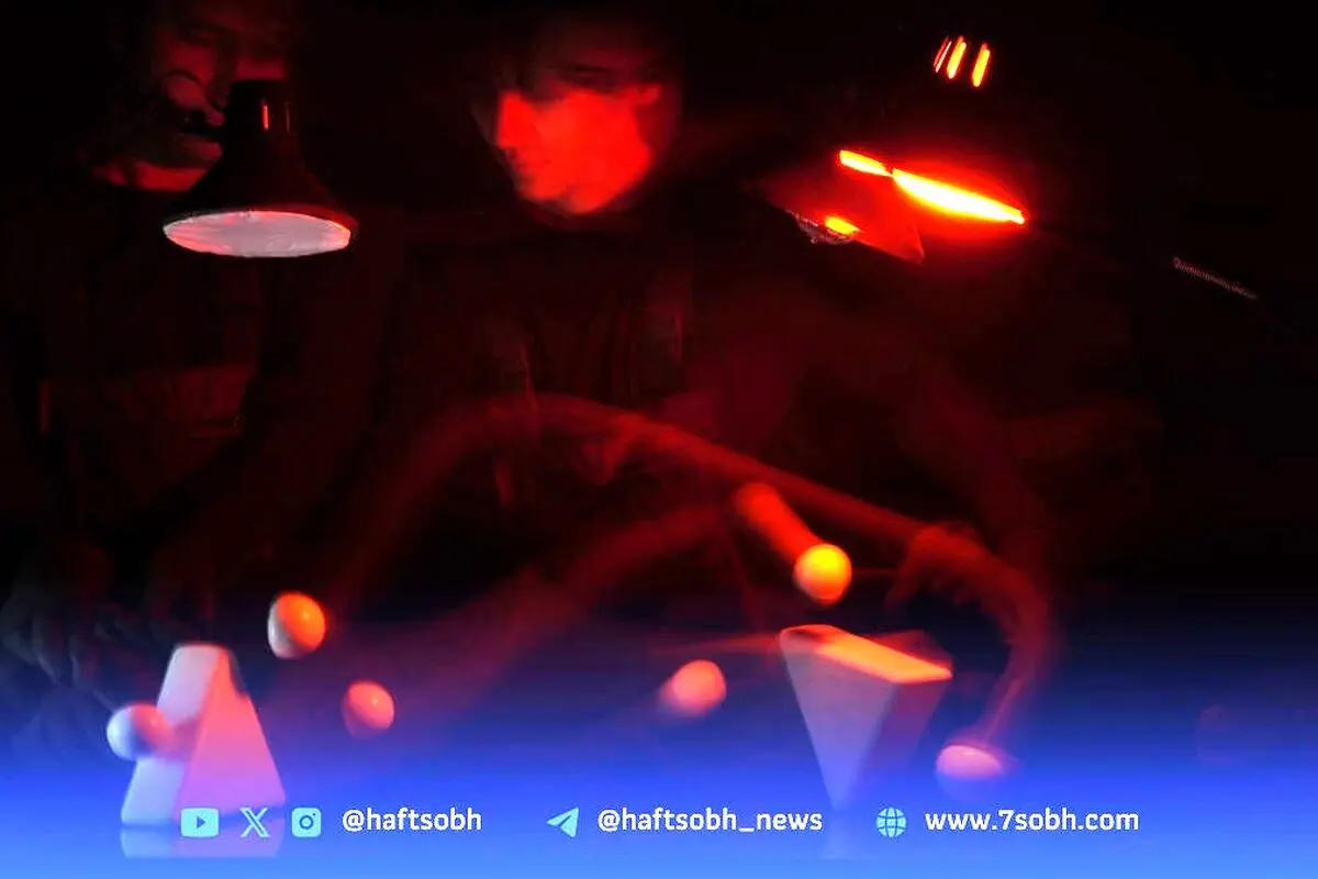 مَثلِث، جهان در توالت عمومی شکل می‌گیرد