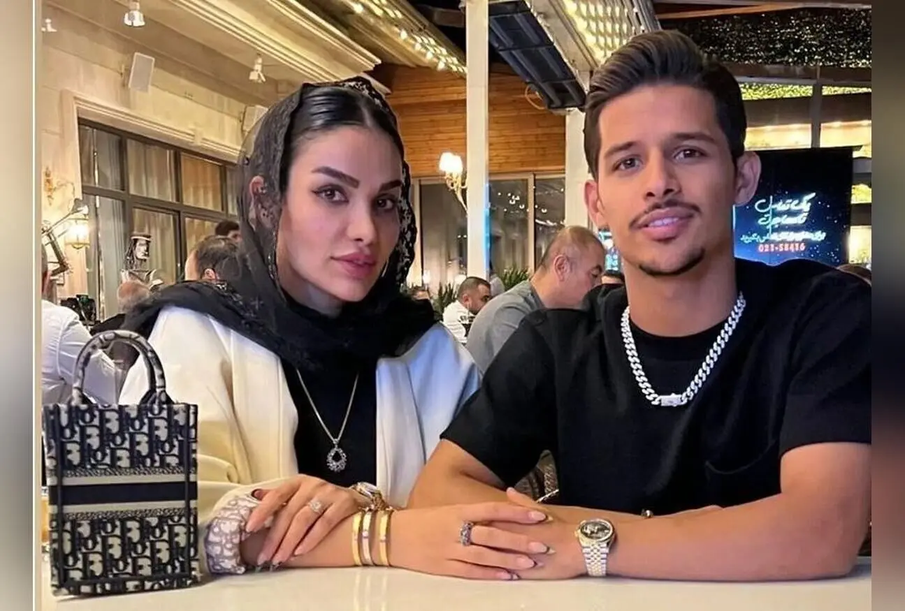 تصویر نادر مهدی قایدی در حال عبادت با عبای قهوه‌ای و عمامه قبل از آشنایی با ستاره معصومی + تبریک تولد برادر کوچکتر