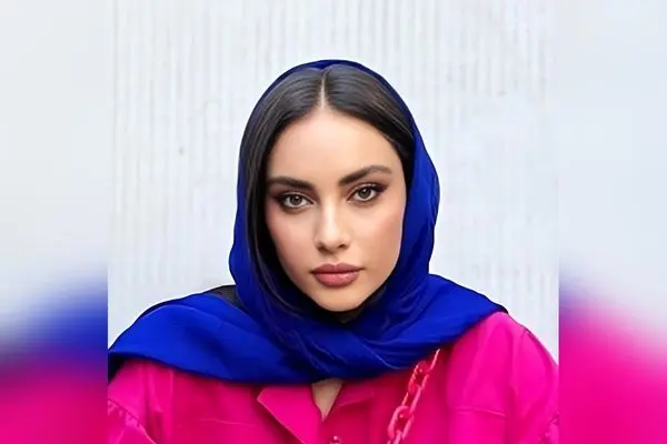 ترلان پروانه در عکس جدید با آینه بک‌لایت مدرن و ژستی خاص؛ نگاهی به ترندهای دکوراسیون لوکس