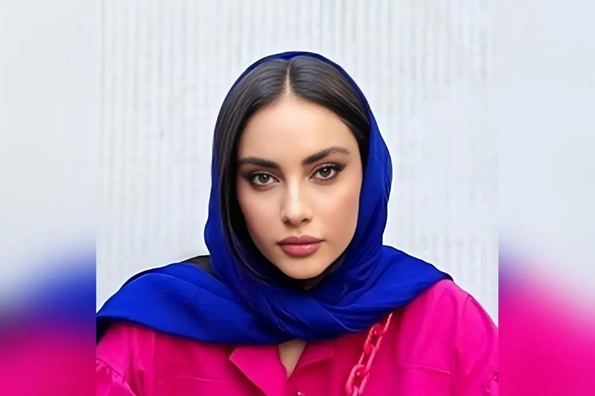 ترلان پروانه در عکس جدید با آینه بک‌لایت مدرن و ژستی خاص؛ نگاهی به ترندهای دکوراسیون لوکس