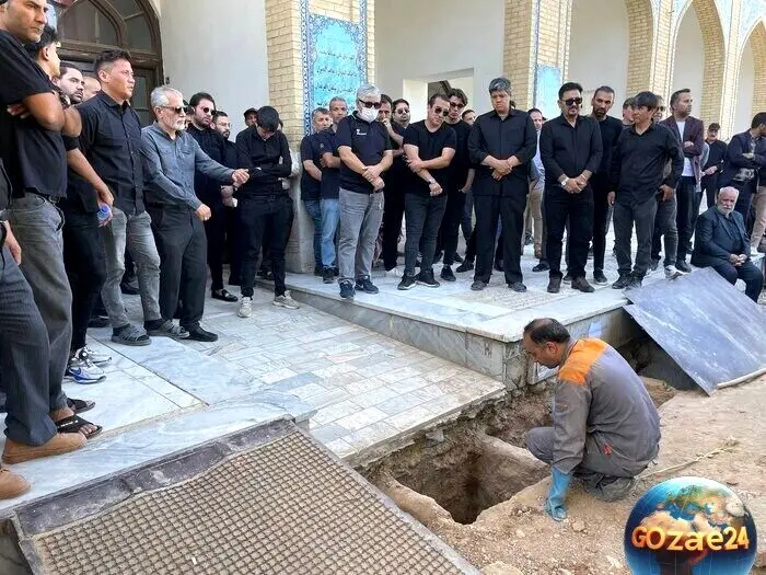 تصاویر غم‌انگیز خداداد عزیزی در مراسم تشییع پدر؛ چهره غمزده و کمر خمیده اسطوره فوتبال ایران در لحظه وداع