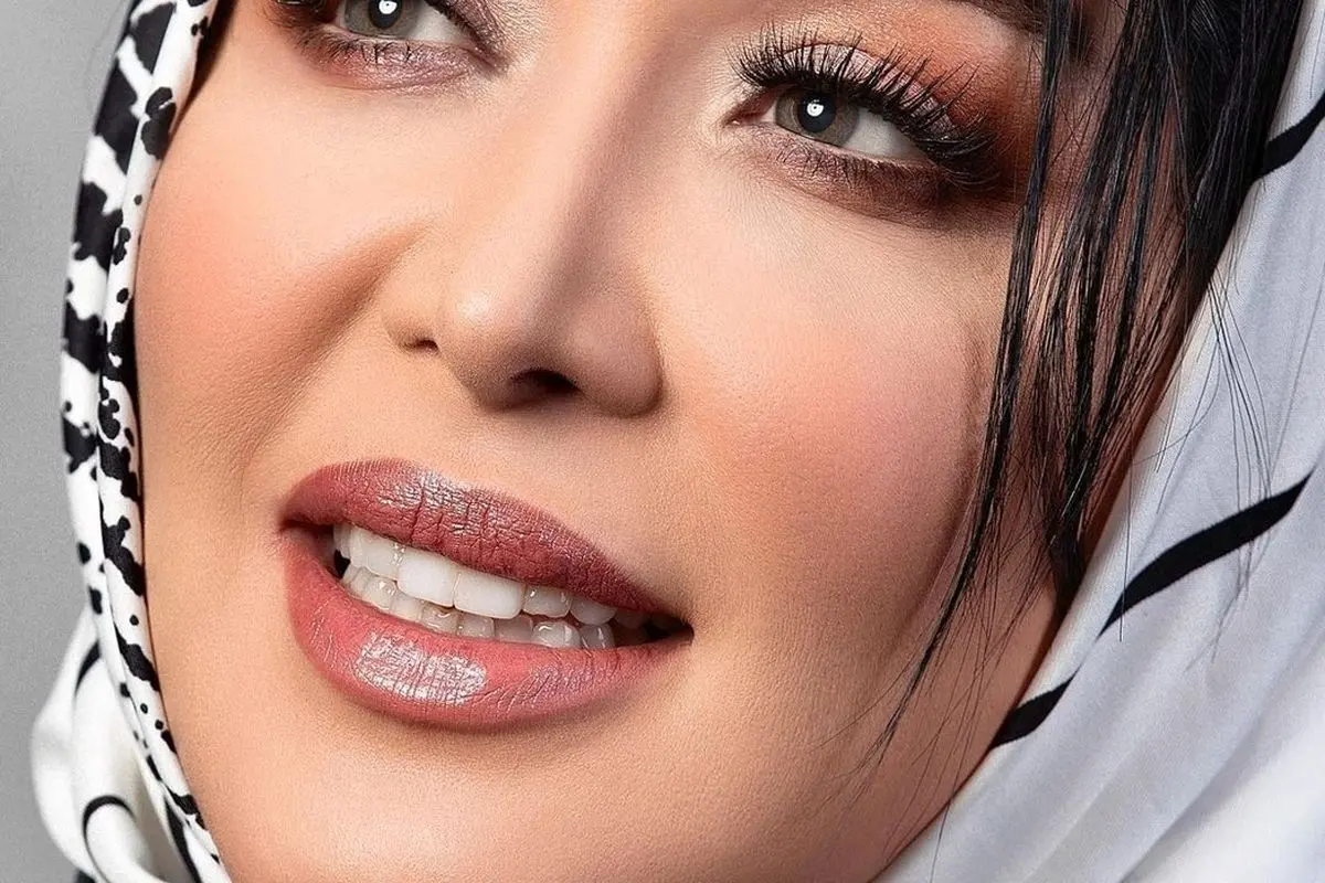 سارا منجزی پور با آرایش غلیظ در ماشین لاکچری؛ سلفی جذاب و غوغای فضای مجازی