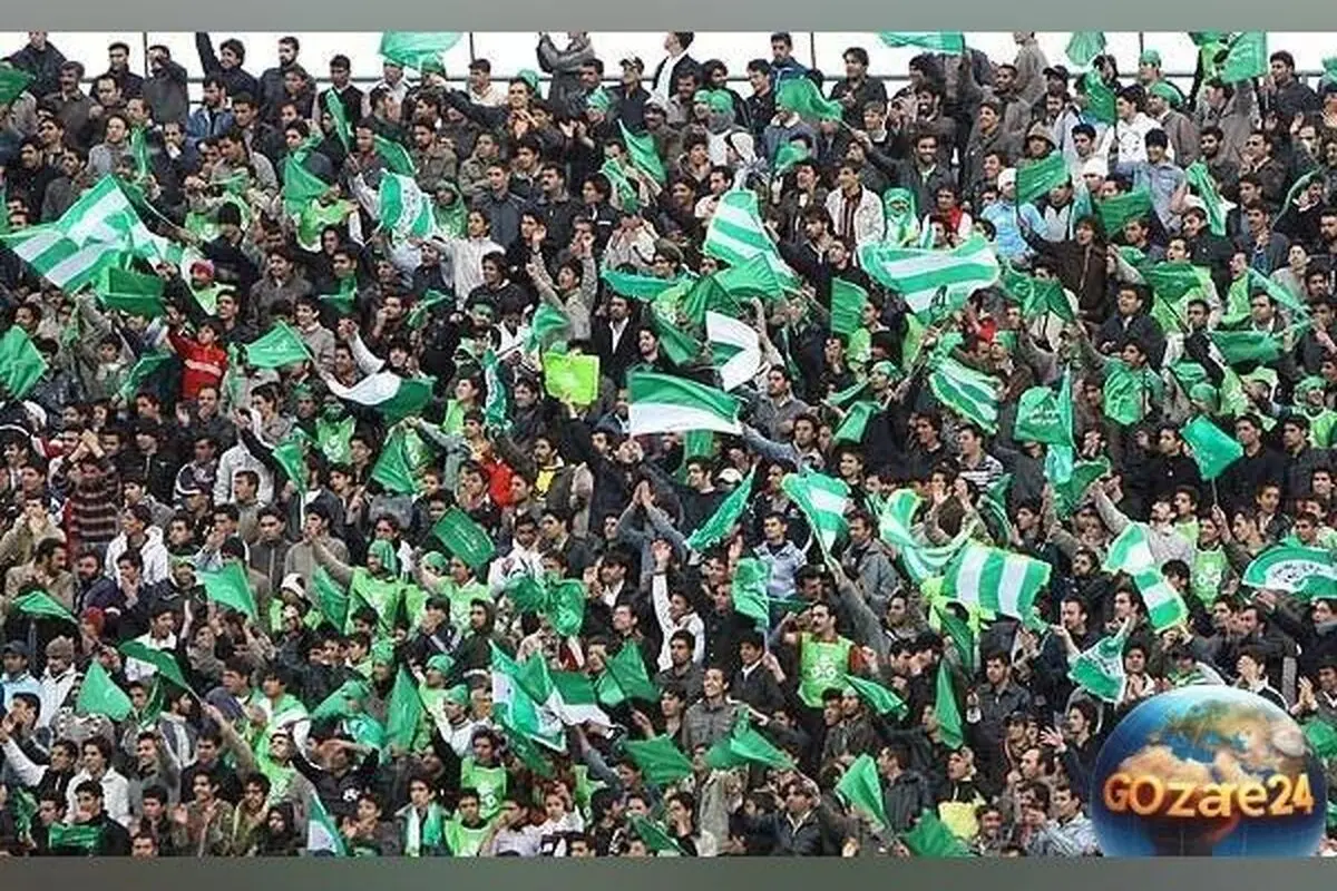 تصویر دلنشین مادر و مادربزرگ در کنار زمین تیم ذوب‌آهن؛ حمایت بی‌نظیر خانواده در سرمای هوا