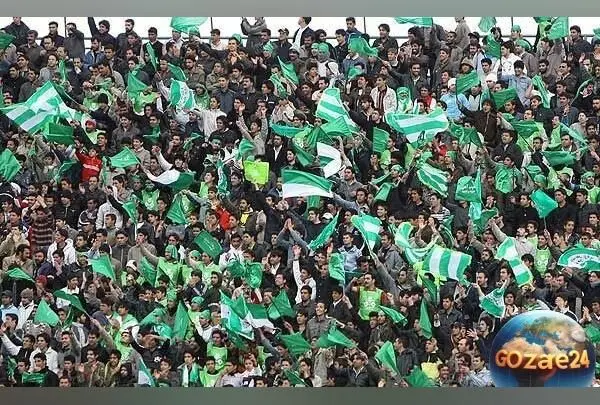 تصویر دلنشین مادر و مادربزرگ در کنار زمین تیم ذوب‌آهن؛ حمایت بی‌نظیر خانواده در سرمای هوا